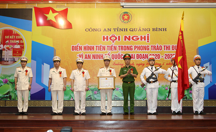 Thừa ủy quyền của Chủ tịch nước, đồng chí Thiếu tướng Lê Quốc Hùng, Thứ trưởng Bộ Công an trao Huân chương Quân công hạng Nhì cho Công an tỉnh.