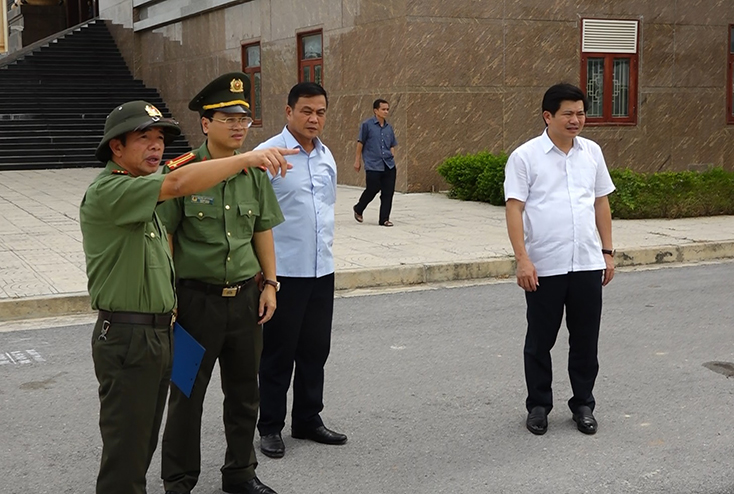 Đồng chí Đại tá Nguyễn Tiến Nam, Giám đốc Công an tỉnh kiểm tra, chỉ đạo công tác bảo vệ Đại hội Đảng các cấp.