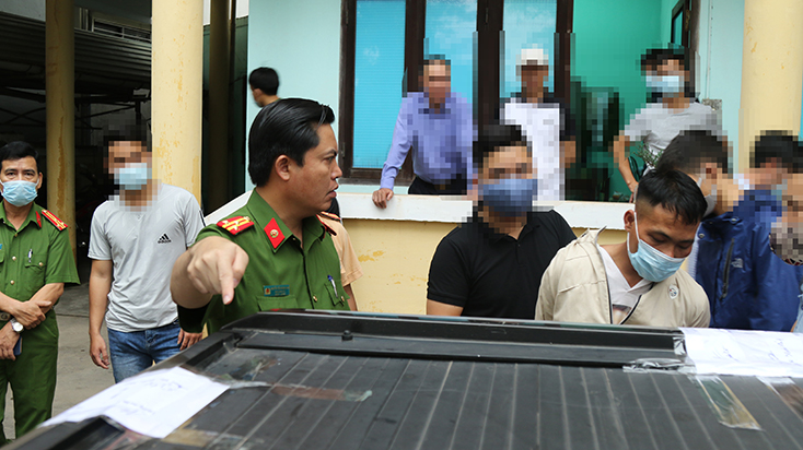 Đồng chí Đại tá Nguyễn Tiến Hoàng Anh, Phó Giám đốc Công an tỉnh trực tiếp chỉ đạo tại hiện trường vụ vận chuyển trái phép 307kg ma túy trái phép qua địa bàn.