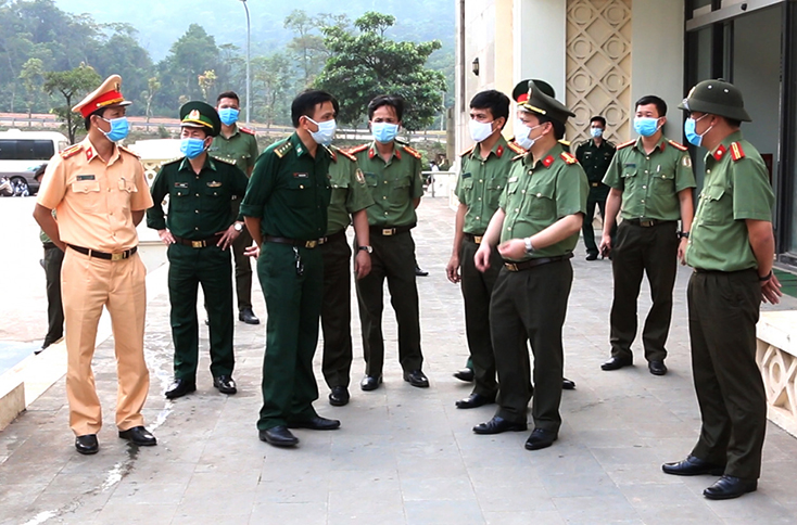Đồng chí Đại tá Bùi Quang Thanh, Phó Giám đốc Công an tỉnh kiểm tra công tác phòng, chống dịch Covid-19 tại Cửa khẩu quốc tế Cha Lo.