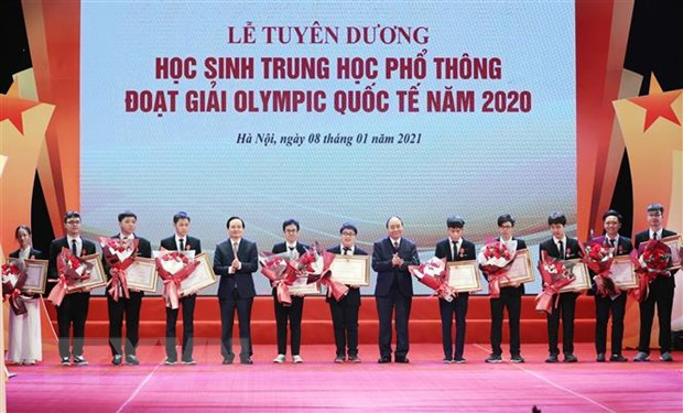  Thủ tướng Nguyễn Xuân Phúc, Chủ tịch Hội đồng Thi đua – Khen thưởng Trung ương trao tặng Huân chương Lao động hạng Nhất, Nhì và Ba cho các em học sinh THPT đoạt giải Olympic quốc tế 2020. (Ảnh: Thống Nhất/TTXVN)