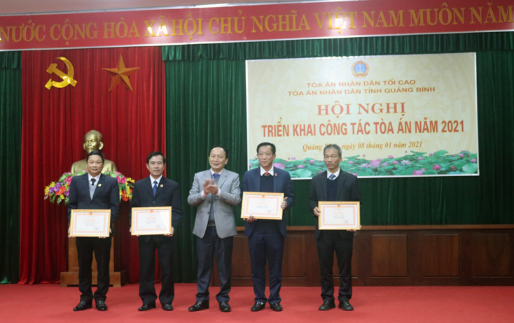 Đồng chí Trần Hải Châu, Phó Bí thư Thường trực Tỉnh ủy, Chủ tịch HĐND tỉnh trao bằng khen của Chánh TAND tối cao cho các tập thể, cá nhân TAND hai cấp ở tỉnh ta.