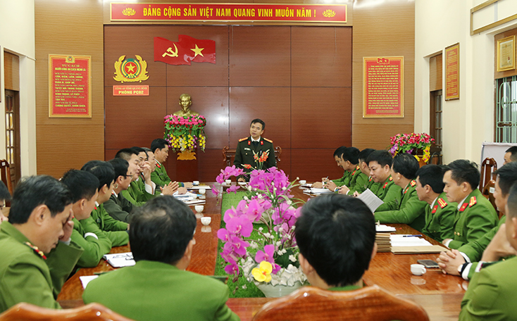 Đại tá Nguyễn Tiến Nam, Ủy viên Ban Thường vụ Tỉnh ủy, Giám đốc Công an tỉnh Quảng Bình chỉ đạo lực lượng phá án.