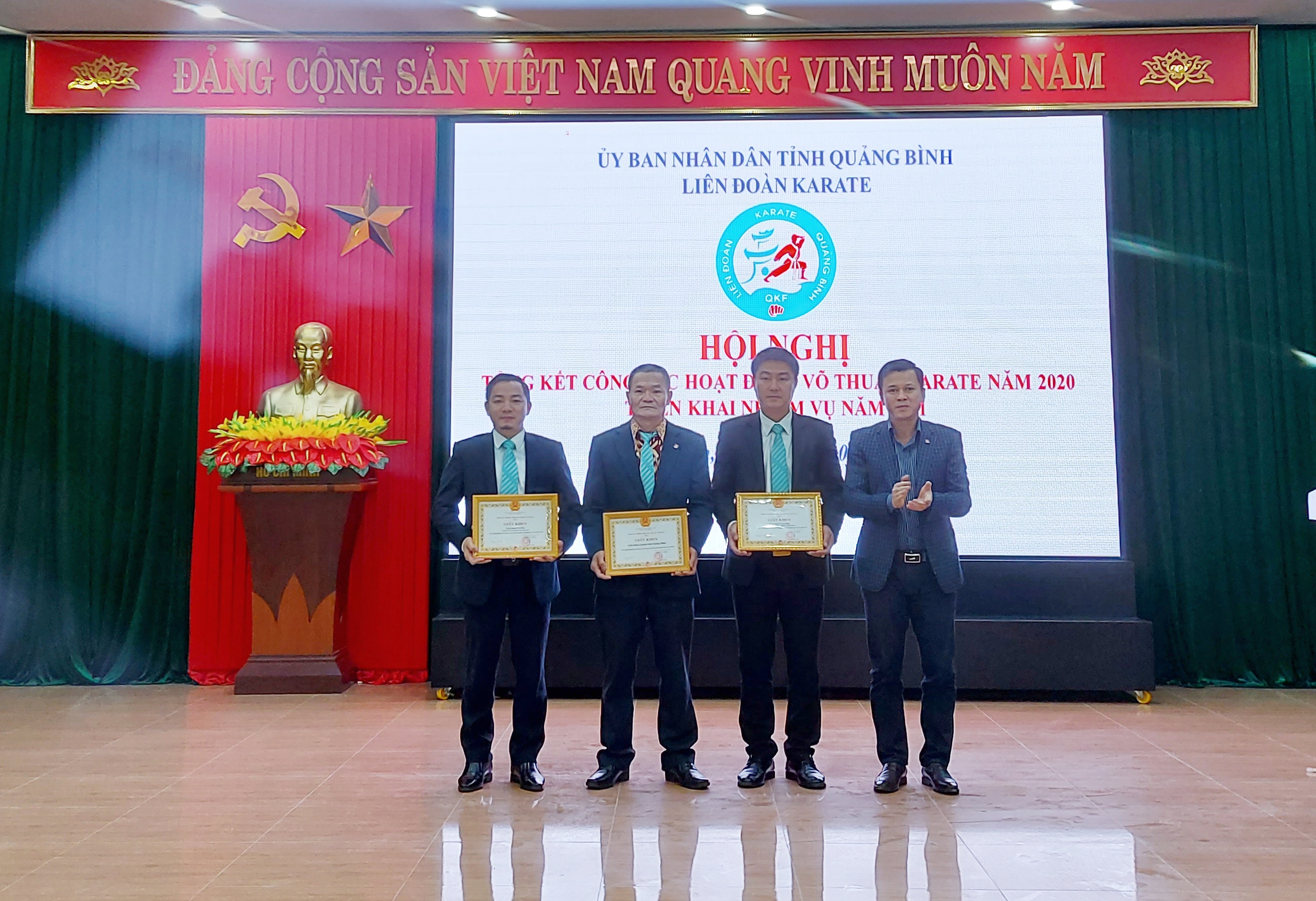 Các tập thể và cá nhân của Liên đoàn Karate Quảng Bình nhận giấy khen của Tổng cục TDTT.
