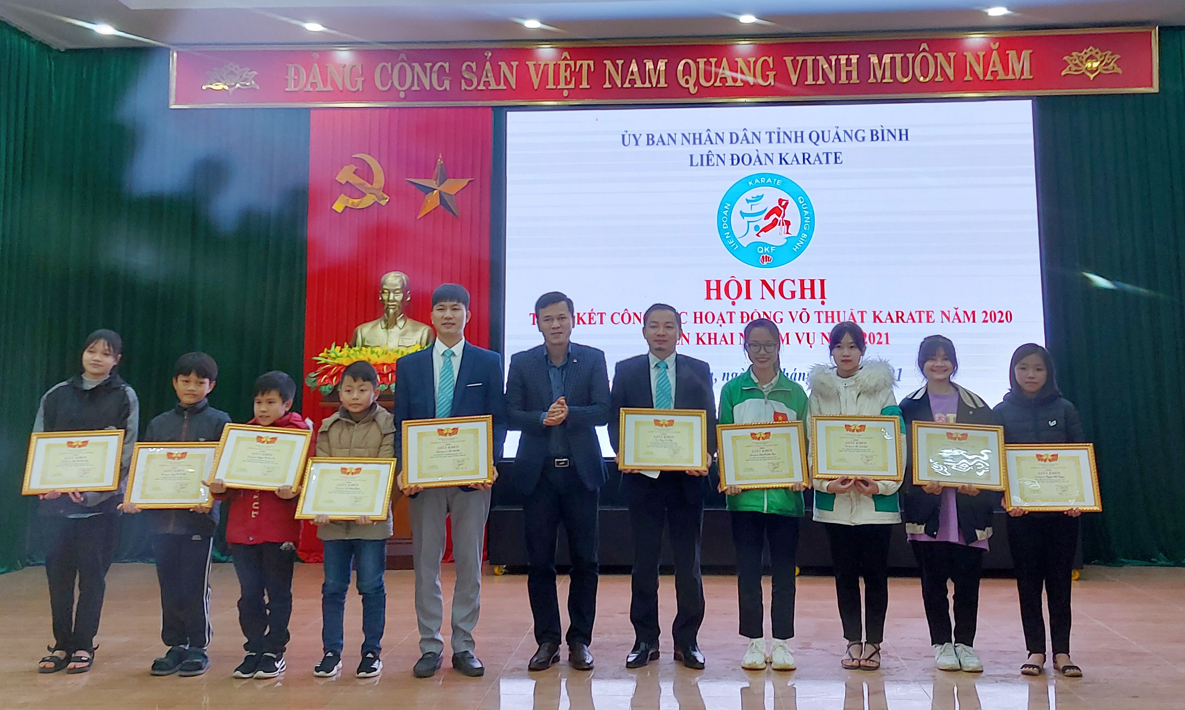 Các tập thể và cá nhân của Liên đoàn Karate Quảng Bình nhận giấy khen của Sở VH-TT.