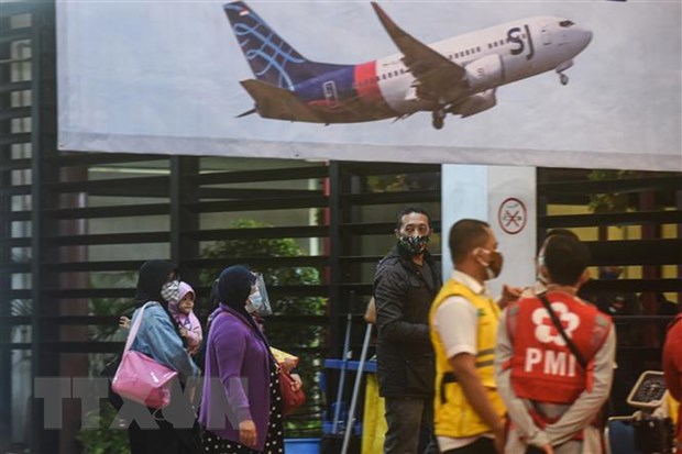  Thân nhân các nạn nhân trên chuyến bay xấu số chờ tin người thân tại Tangerang, Indonesia, ngày 9-1-2021. (Ảnh: THX/TTXVN)