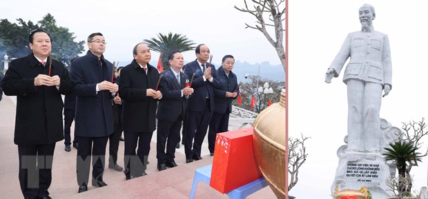 Thủ tướng Nguyễn Xuân Phúc đến dâng hương tại tượng đài Chủ tịch Hồ Chí Minh trên công trình thủy điện Hòa Bình ở đỉnh đồi Ông Tượng, thành phố Hòa Bình. (Ảnh: Thống Nhất/TTXVN)