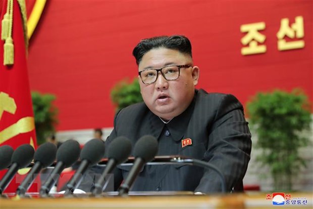 Nhà lãnh đạo Triều Tiên Kim Jong-un phát biểu tại Đại hội lần thứ VIII đảng Lao động Triều Tiên ở Bình Nhưỡng. (Ảnh: KCNA/TTXVN)