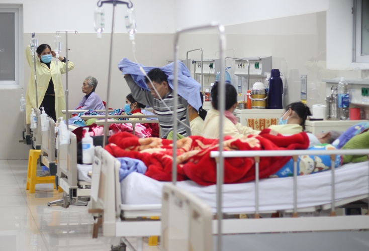 Tại khoa Tim mạch Bệnh viện hữu nghị Việt Nam-Cuba Đồng Hới, các giường bệnh đều chật kín bệnh nhân.