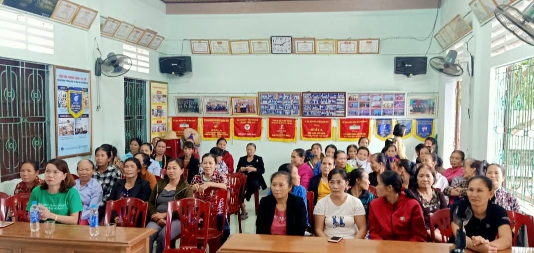 Chị em phụ nữ thôn Lệ Kỳ 2, xã Vĩnh Ninh tham gia hội nghị truyền thông dân số.