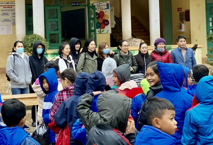 Những ngày vừa qua, nhiều tổ chức, cá nhân đã đến tặng áo ấm cho học sinh huyện vùng cao Minh Hóa.
