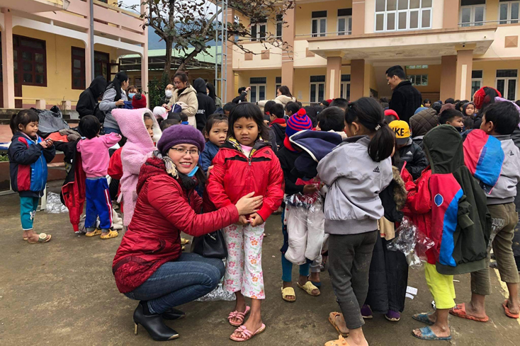nhiều tổ chức, cá nhân đã đến tặng áo ấm cho học sinh huyện vùng cao Minh Hóa.