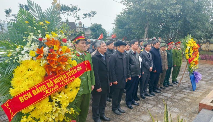 Lãnh đạo huyện Tuyên Hóa dâng hương tại Nhà bia tưởng niệm Chi bộ Bãi Đức.