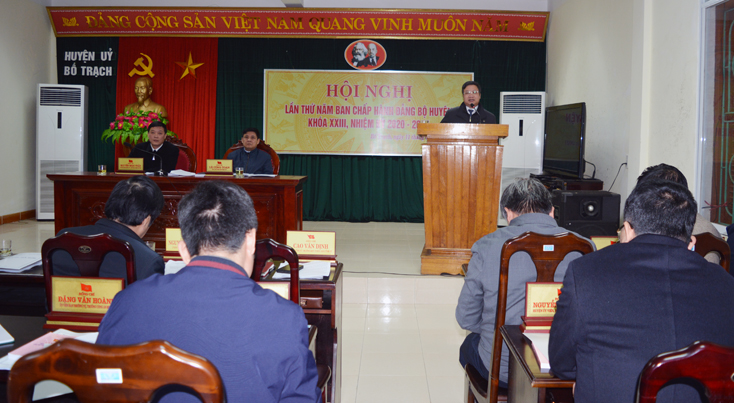 Đồng chí Cao Văn Định, Ủy viên Ban Thường vụ, Trưởng Ban Tuyên giáo Tỉnh ủy phát biểu tại hội nghị.