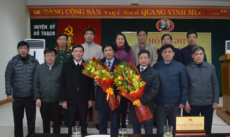 Lãnh đạo huyện Bố Trạch tặng hoa đồng chí Nguyễn Công Huấn và đồng chí Cao Văn Định.
