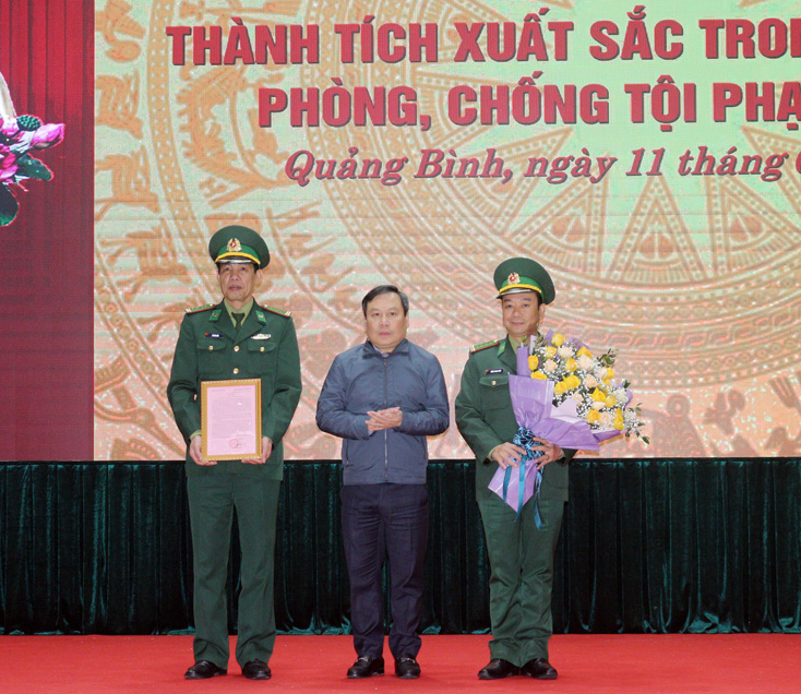 Đồng chí Vũ Đại Thắng, Ủy viên dự khuyết Ban Chấp hành Trung ương Đảng, Bí thư Tỉnh ủy trao thư khen và tặng hoa chúc mừng lực lượng BĐBP tỉnh.