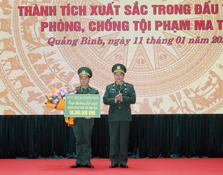 Đại tá Phan Thăng Long, Phó cục trưởng Cục phòng chống Ma túy và Tội phạm, Bộ Tư lệnh BĐBP trao thưởng đột xuất cho Ban chuyên án.
