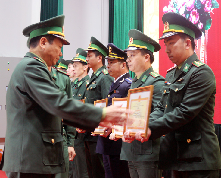 Đại tá Trịnh Thanh Bình, Chỉ huy Trưởng Bộ Chỉ huy BĐBP tỉnh tặng giấy khen cho các cá nhân, tập thể trong Ban chuyên án.