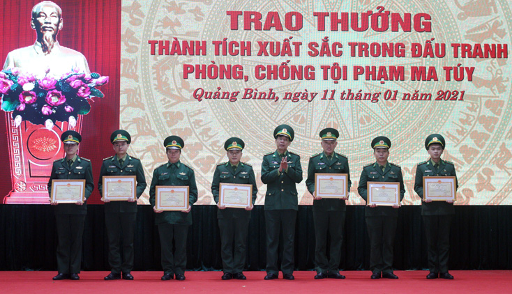 Đại tá Lê Văn Tiến, Chính ủy BĐBP tỉnh tặng giấy khen của Đảng ủy BĐBP tỉnh cho các cá nhân, tập thể trong Ban chuyên án.