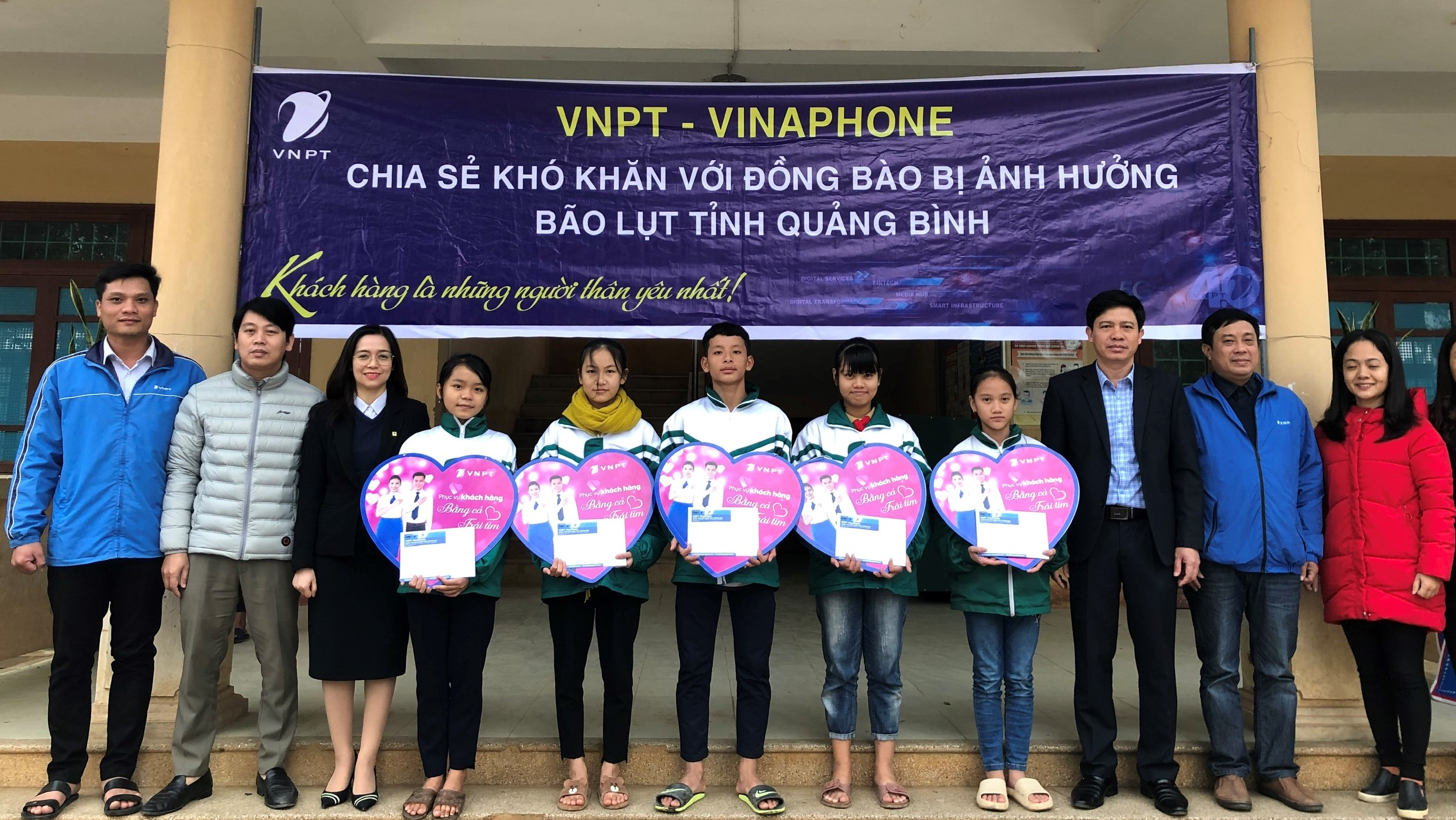 Đại diện VNPT Quảng Bình trao quà hỗ trợ các em học sinh có hoàn cảnh khó khăn bị thiệt hại trong đợt lũ lụt tháng 10-2020. 