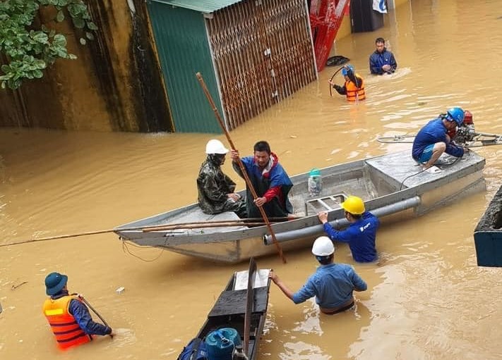 Cán bộ, nhân viên VNPT Quảng Bình lội nước lụt bám địa bàn giữ vững thông tin liên lạc.