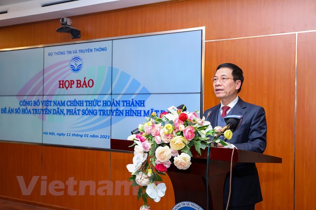 Bộ trưởng Nguyễn Mạnh Hùng công bố việc Việt Nam đã hoàn thành việc tắt sóng truyền hình tương tự mặt đất. (Ảnh: PV/Vietnam+)