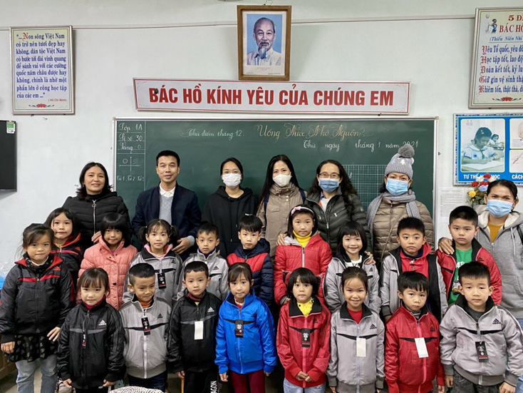 Các nhà hảo tâm tặng áo ấm cho học sinh xã Quảng Lộc, TX. Ba Đồn.