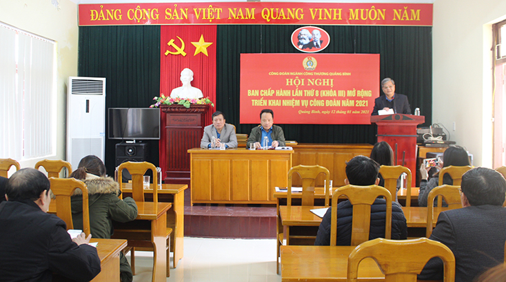 Đại diện lãnh đạo LĐLĐ tỉnh phát biểu chỉ đạo tại hội nghị.