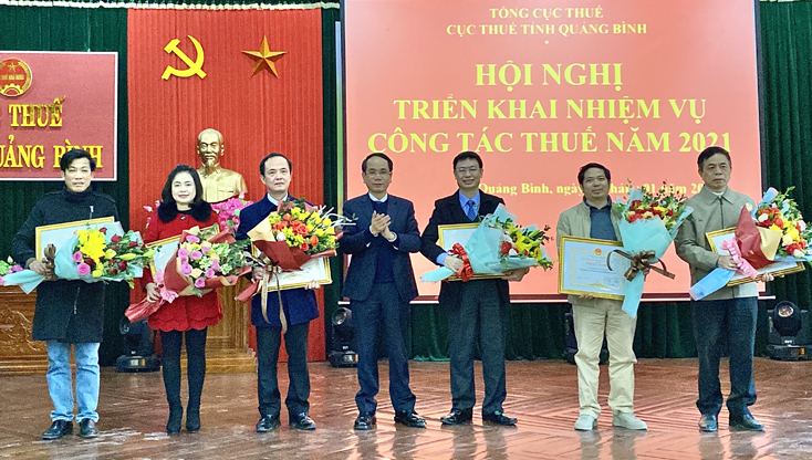 Đồng chí Phan Mạnh Hùng, Phó Chủ tịch UBND tỉnh trao tặng bằng khen của UBND tỉnh cho các tập thể có thành tích xuất sắc trong thực hiện nhiệm vụ thu NSNN năm 2020.