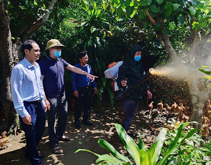  Cán bộ Trung tâm Dịch vụ nông nghiệp huyện Quảng Trạch phun thuốc tiêu độc khử trùng chuồng trại chăn nuôi tại xã Quảng Tùng.
