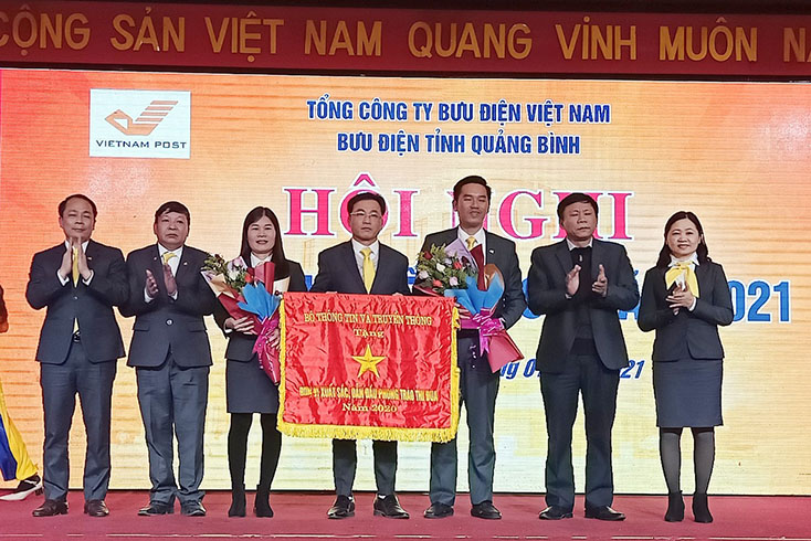 Bưu điện tỉnh Quảng Bình đón nhận Cờ thi đua Bộ Thông tin & Truyền thông