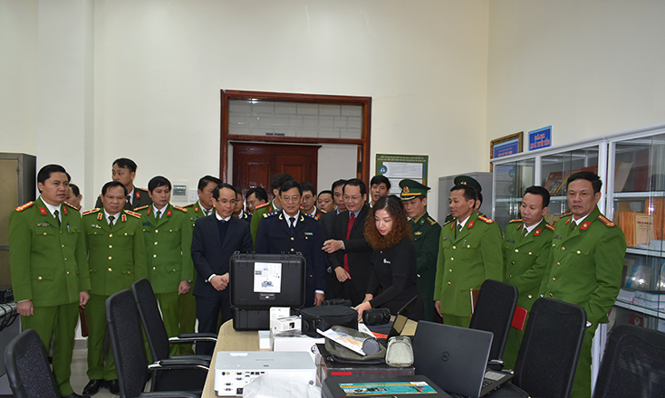 Các đại biểu tham quan Văn phòng BLO tỉnh Quảng Bình.