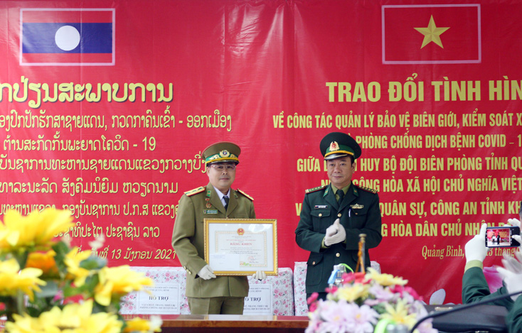 Thừa ủy quyền của Chủ tịch UBND tỉnh, đại tá Trịnh Thanh Bình, Chỉ huy trưởng Bộ Chỉ huy BĐBP tỉnh trao bằng khen của Chủ tịch UBND tỉnh cho lực lượng Công an tỉnh Khăm Muồn.