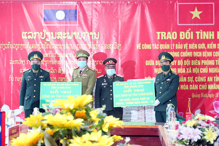 Lãnh đạo Bộ Chỉ huy BĐBP tỉnh đã trao tặng các trang thiết bị phòng, chống Covid-19 cho Bộ Chỉ huy Quân sự, Công an tỉnh Khăm Muồn.