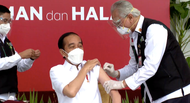 Tổng thống Indonesia Joko Widodo là người đầu tiên được tiêm vắcxin CoronaVac. (Nguồn: Ban thư ký Tổng thống Indonesia)