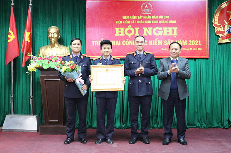Thừa ủy quyền của Chủ tịch nước, đồng chí Trần Hải Châu, Phó Bí thư Thường trực Tỉnh ủy, Chủ tịch HĐND tỉnh trao huân chương lao động hạng Ba cho tập thể có thành tích xuất sắc trong công tác từ năm 2013 đến 2017.