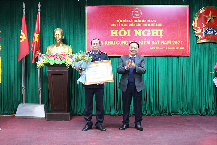 Thừa ủy quyền của Chủ tịch nước, đồng chí Trần Hải Châu, Phó Bí thư Thường trực Tỉnh ủy, Chủ tịch HĐND tỉnh  trao huân chương lao động hạng Ba cho các tập thể, cá nhân có thành tích suất sắc trong công tác từ năm 2013 đến 2017.