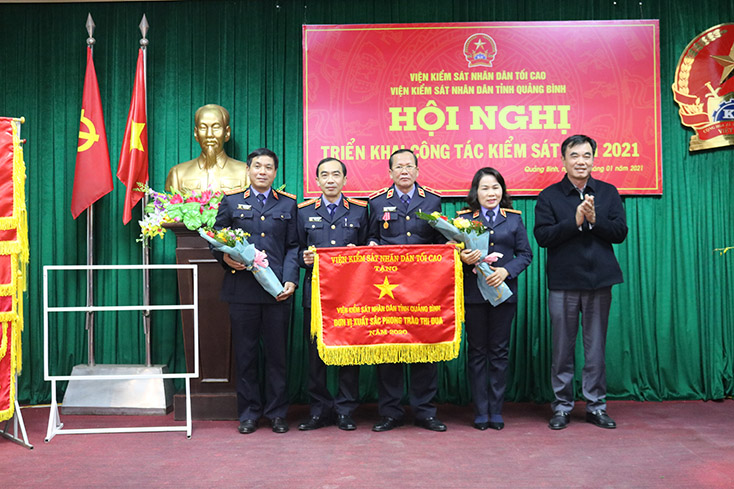 Đồng chí Nguyễn Lương Bình, Ủy viên Ban Thường vụ, Trưởng Ban Nội chính Tỉnh ủy trao cờ thi đua củaVKSND tối cao cho VKSND Quảng Bình vì có thành tích xuất sắc trong phong trào thi đua năm 2020