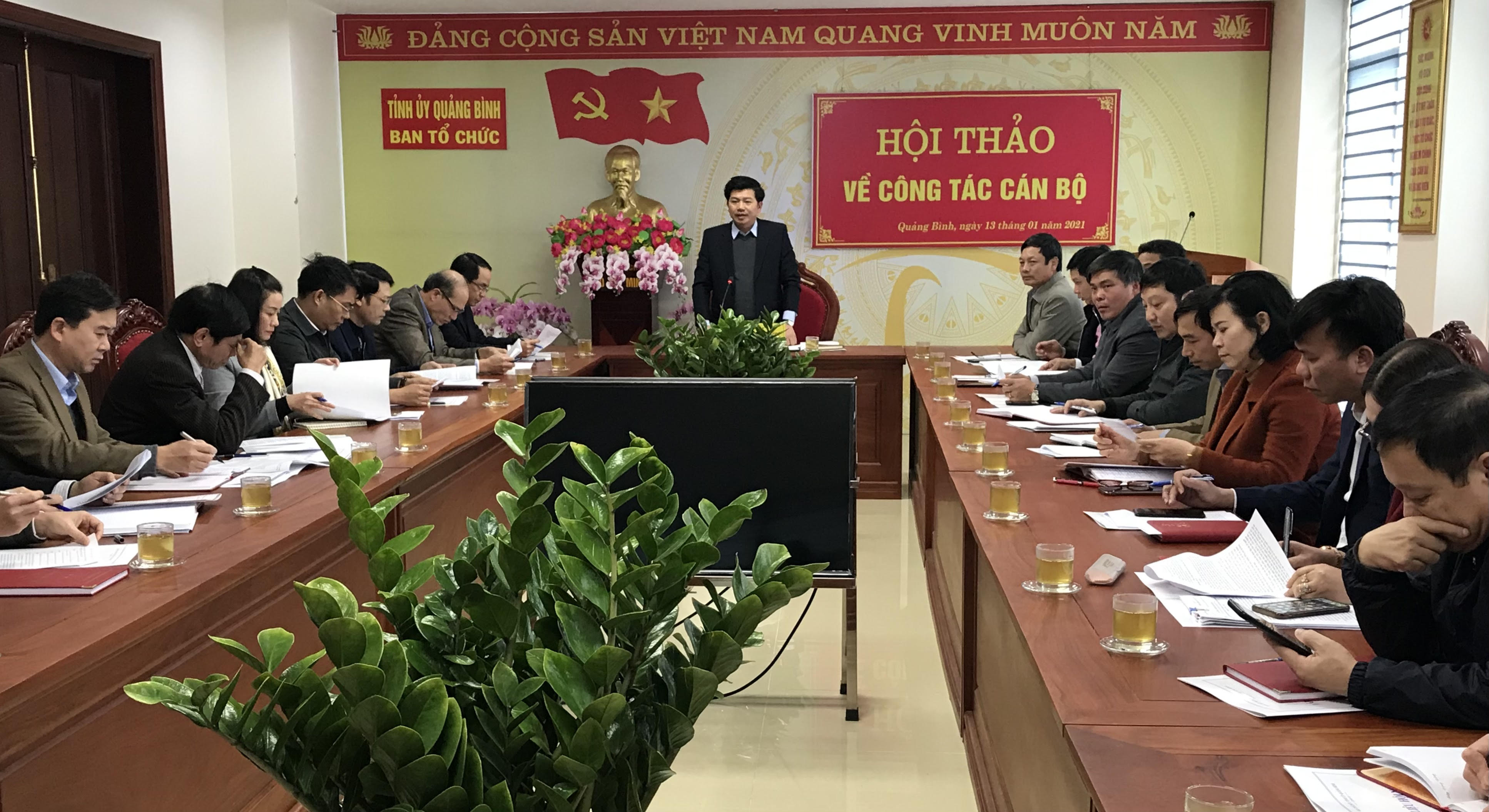 Đồng chí Trưởng ban Tổ chức Tỉnh ủy Trần Vũ Khiêm chủ trì hội thảo.
