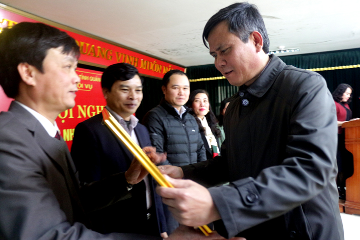 Đồng chí Phó Bí thư Tỉnh ủy, Chủ tịch UBND tỉnh Trần Thắng khen thưởng các tập thể xuất sắc trong công tác CCHC giai đoạn 2011-2020.
