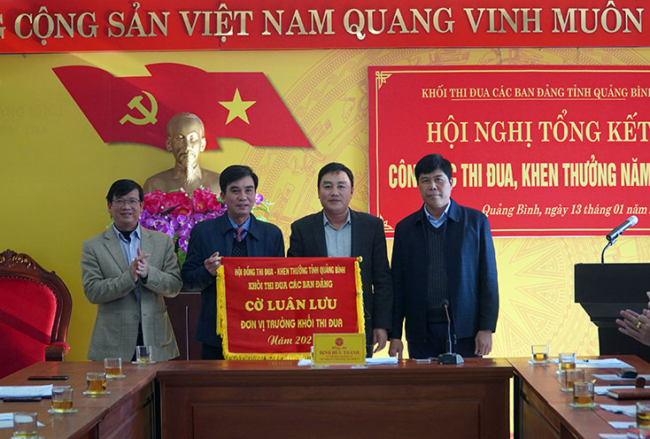 Đại diện đơn vị Trưởng khối thi đua các ban Đảng năm 2020 bàn giao nhiệm vụ Trưởng khối năm 2021 cho Đảng ủy Khối các cơ quan tỉnh   