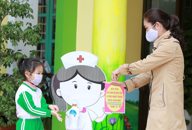 Giáo viên Trường mầm non Bảo Ninh hướng dẫn cho học sinh việc sử dụng dung dịch sát khuẩn.