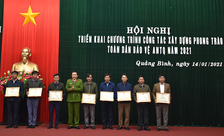 Thừa ủy quyền của Bộ trưởng Bộ Công an, đồng chí Đại tá Trần Quang Hiếu, Phó giám đốc Công an tỉnh trao bằng khen cho các tập thể.