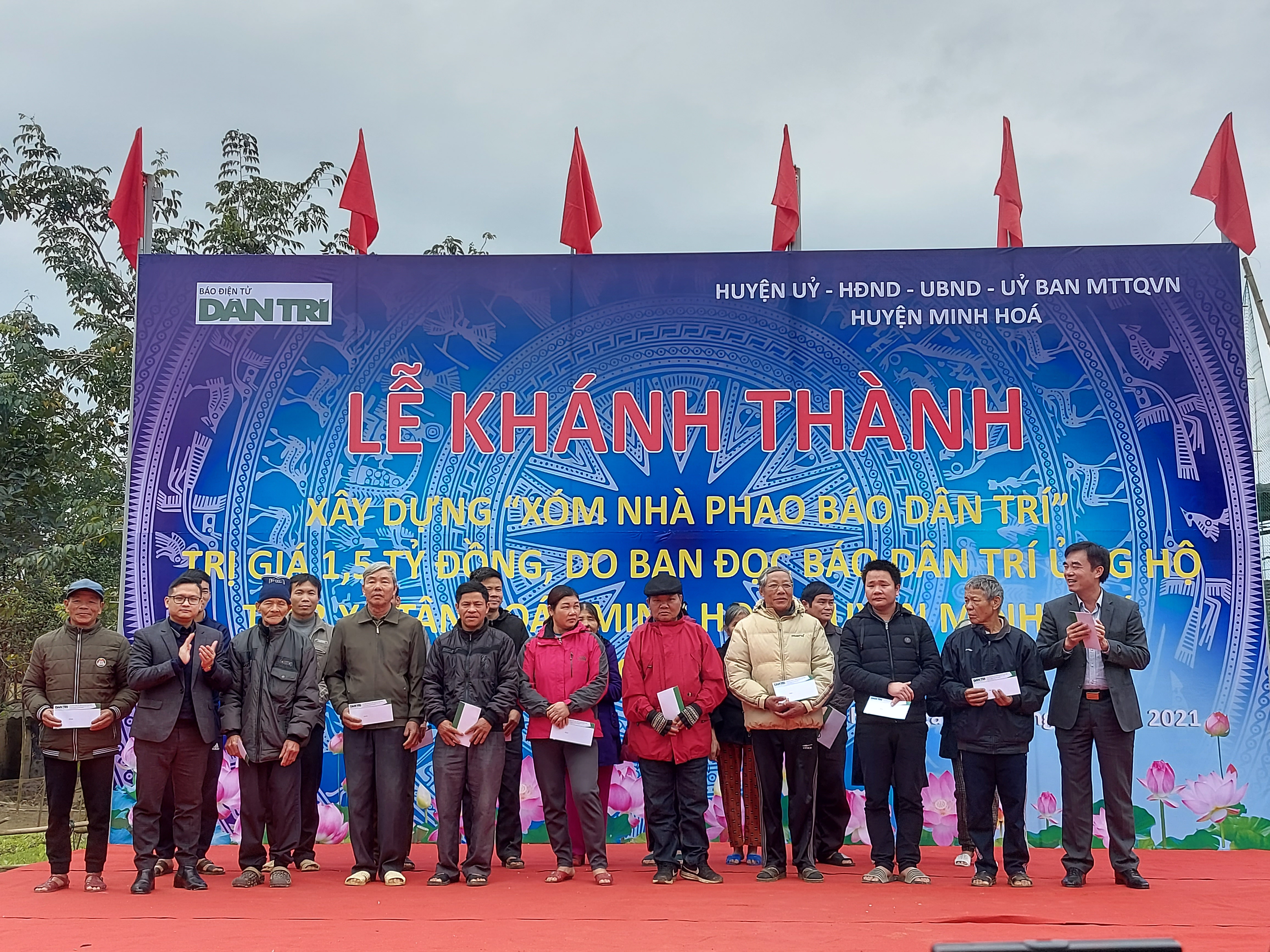 Đồng chí Trưởng ban Nội chính Tỉnh ủy Nguyễn Lương Bình và đại diện Báo Dân trí tặng quà cho 50 hộ dân được bạn đọc Dân trí hỗ trợ nhà phao.