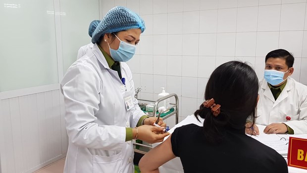 Tình nguyện viên sau 28 ngày tiêm mũi 1 đã được Học viện Quân Y tiêm mũi 2 vắcxin Nano Covax liều 25mcg. (Ảnh: PV/Vietnam+)