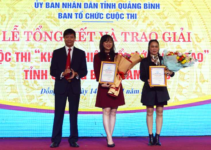 Giám đốc Sở Khoa học-Công nghệ Nguyễn Chí Thắng trao giải nhì cho 2 dự án.