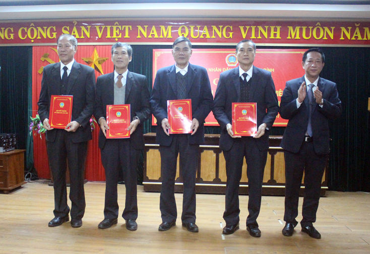 Chánh án TAND tỉnh Nguyễn Hữu Tuyến trao quyết định bổ nhiệm HGV cấp tỉnh cho 4 cá nhân