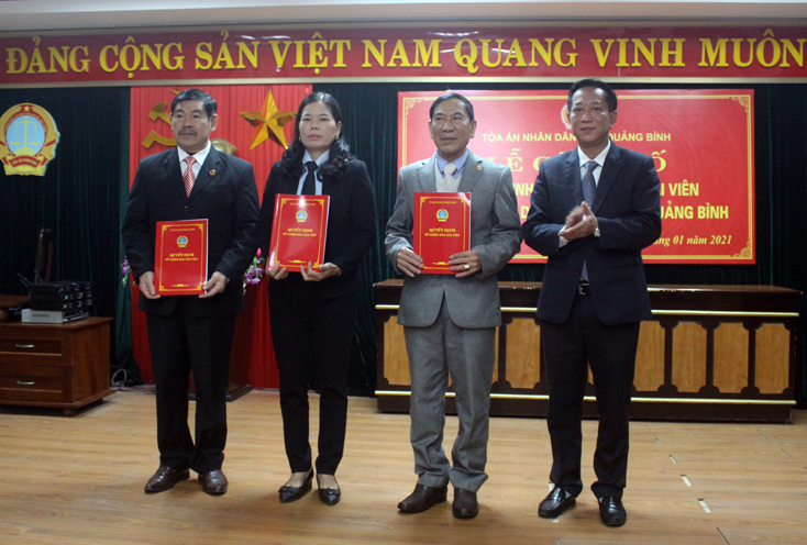 Các HGV huyện Quảng Ninh nhận quyết định