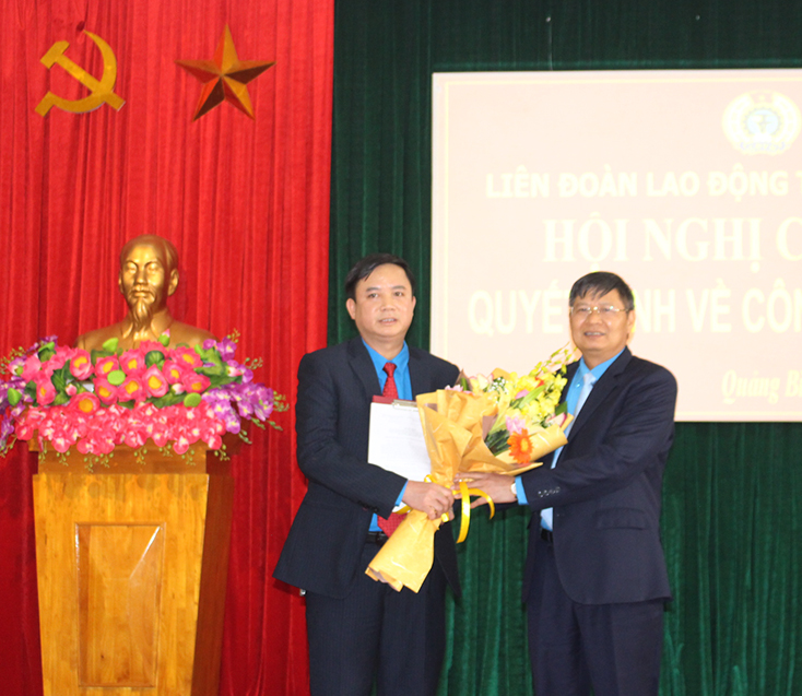  Đồng chí Phan Văn Anh, Phó Chủ tịch Tổng LĐLĐ Việt Nam trao quyết định chỉ định Chủ tịch LĐLĐ tỉnh cho đồng chí Phạm Tiến Nam.