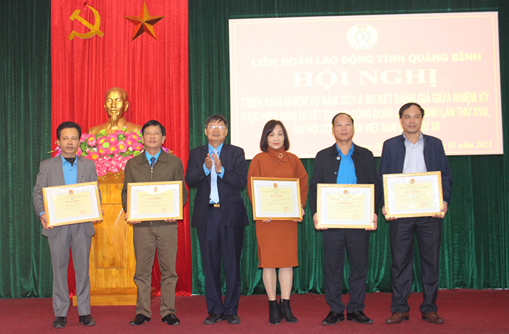 Đồng chí Phan Văn Anh, Phó Chủ tịch Tổng LĐLĐ Việt Nam tặng bằng khen cho các tập thể có thành tích xuất sắc trong hoạt động công đoàn năm 2020.